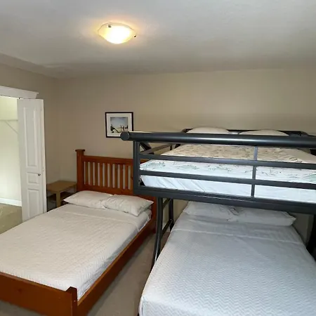 Metropolitan Dream Stay With Pool And Hot Tub Surrey Exterior photo